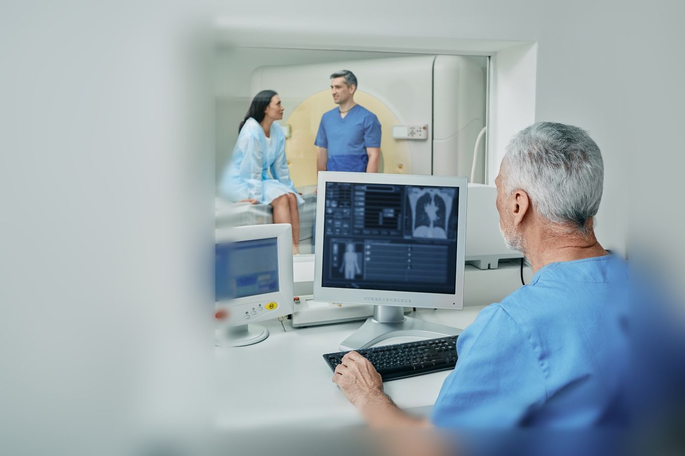 Radiologist reporting a chest X-ray in CloudX